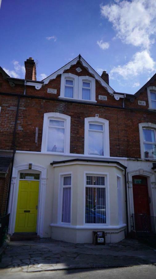 Big Yellow Door In Queens Quarter Belfast Luaran gambar