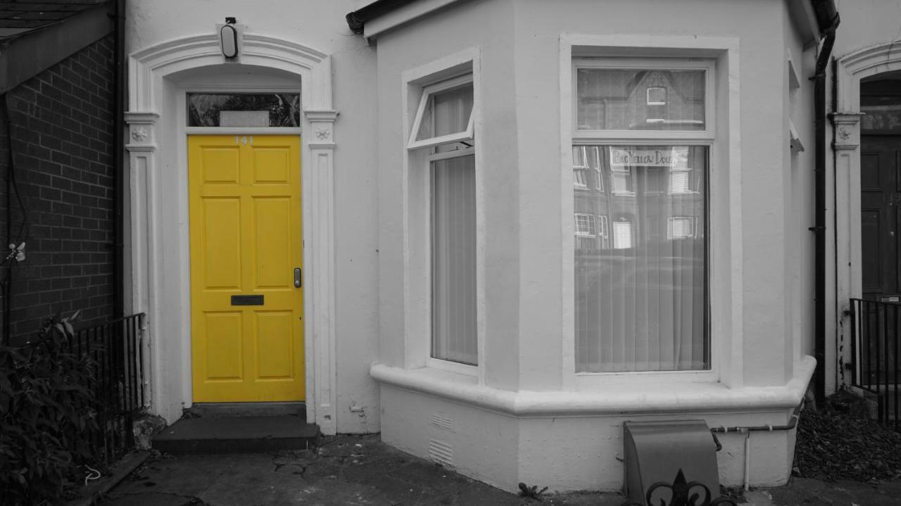 Big Yellow Door In Queens Quarter Belfast Luaran gambar
